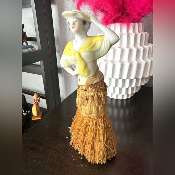 Vintage Porcelain Broom Lady - Picture 2 of 9
